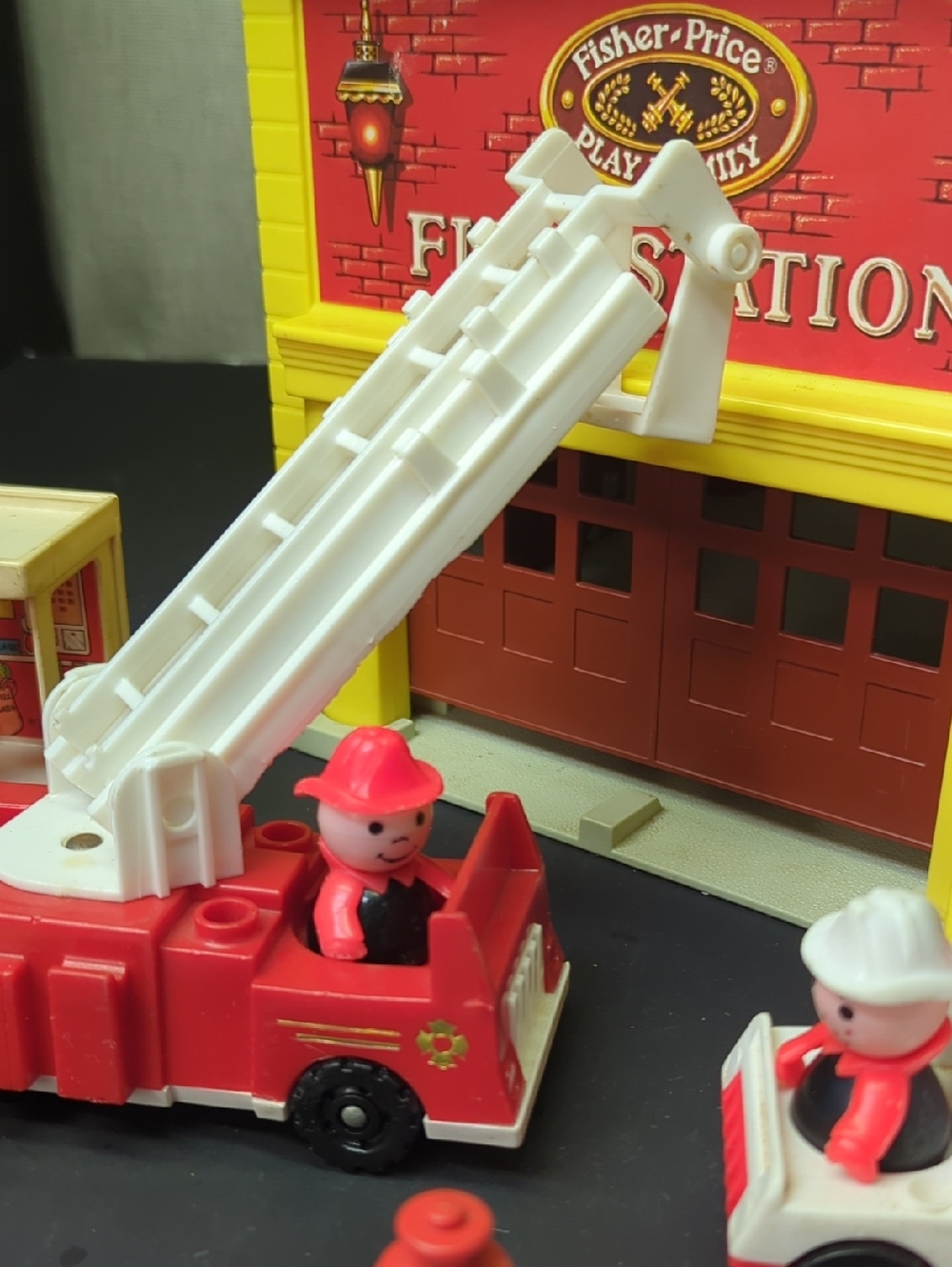 1979 VINTAGE WORKING FISHER PRICE PLAY FAMILY FIRE STATION #928 w/accessories - Picture 5 of 16